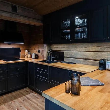 Familievennlig & Jacuzzi & Badstue בית נופש